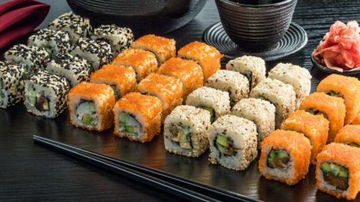 Японський шеф-кухар показав, як правильно їсти суші - фото 1
