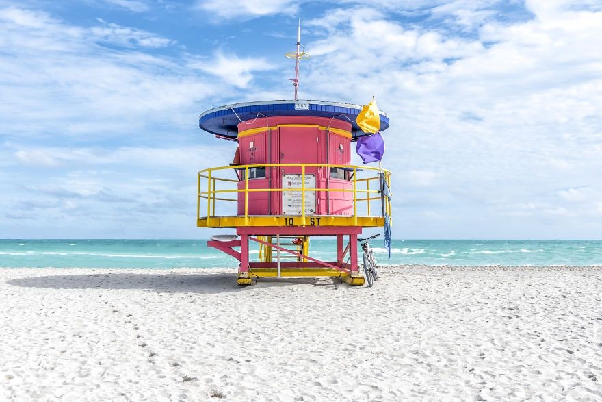 Яскраві кабіни рятувальників на Маямі: сонячні фото