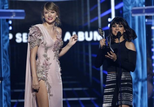 Міла Куніс вразила різкою зміною іміджу- фото 249941