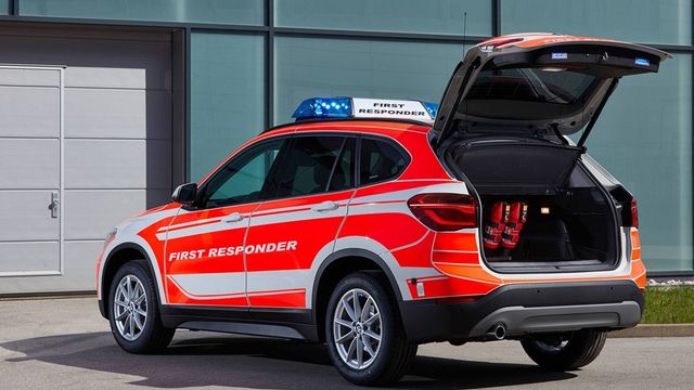 BMW показала пожежний X3 і поліцейський MINI - фото 247984