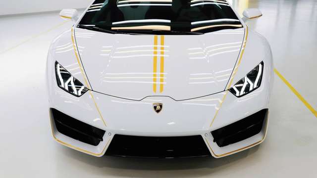 Папа Римський продав на аукціоні свій Lamborghini - фото 247152