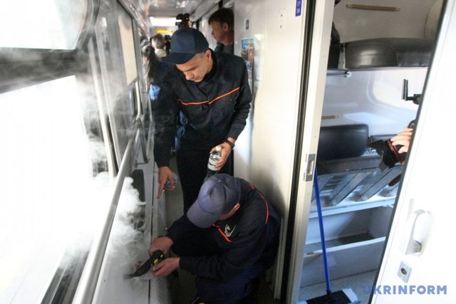 Бруд у потягах: українці зможуть скаржитися на гарячу лінію- фото 246805