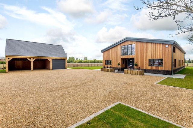 Британці переробили сарай в ефектний дім - фото 250719