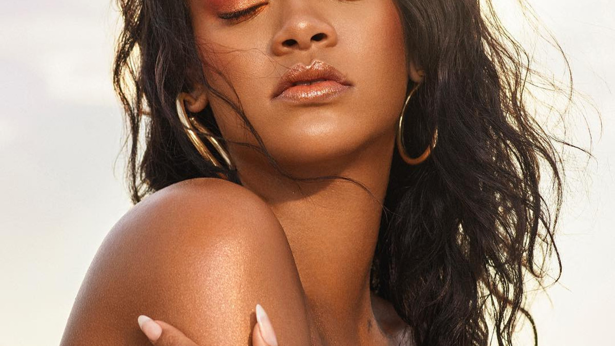 Rihanna похизувалась апетитними формами у відвертому вбранні - фото 1