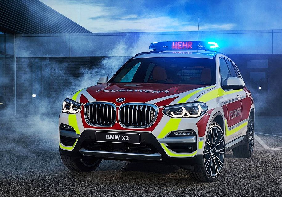 BMW показала пожежний X3 і поліцейський MINI
