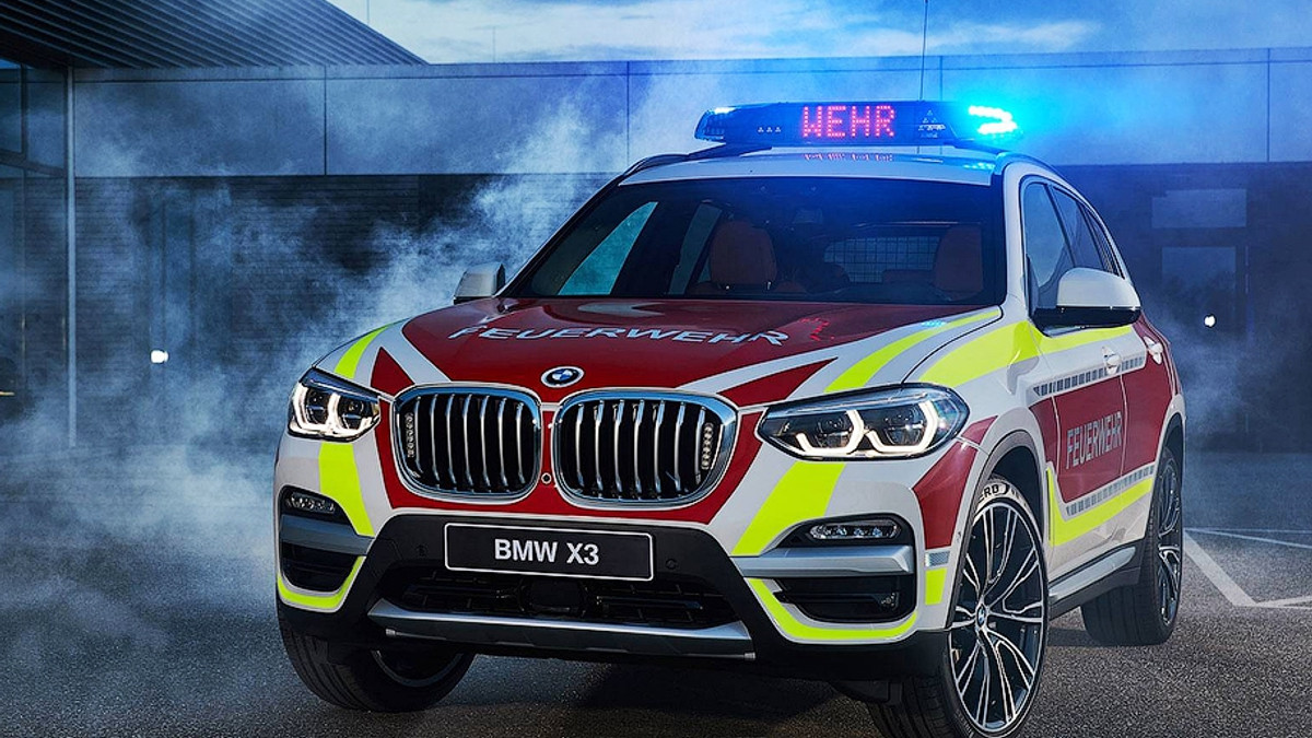 BMW показала пожежний X3 і поліцейський MINI - фото 1