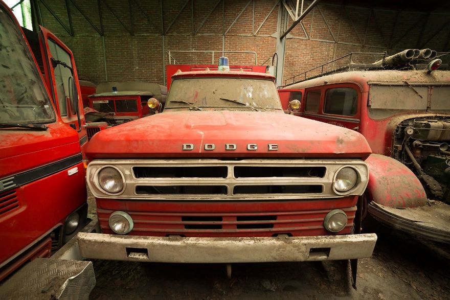 Кладовище пожежних вантажівок у Франції: вражаючі фото - фото 1