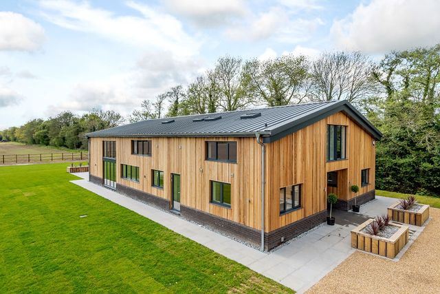 Британці переробили сарай в ефектний дім - фото 250718