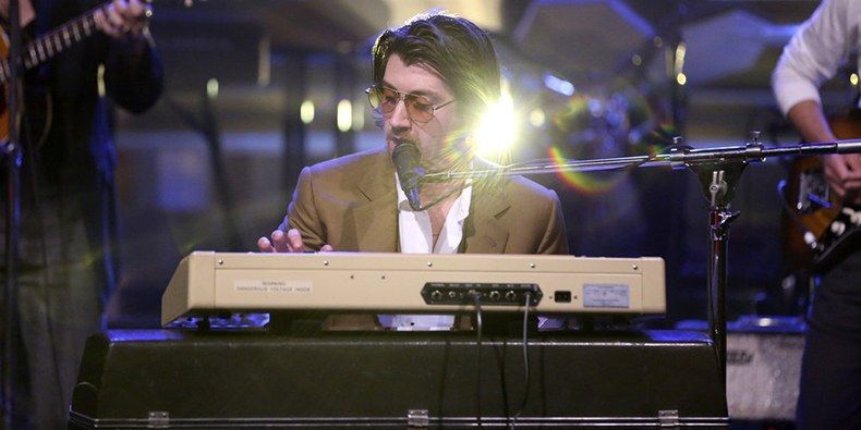 Arctic Monkeys – Four Out Of Five: сюрреалістичний кліп у стилі Кубрика