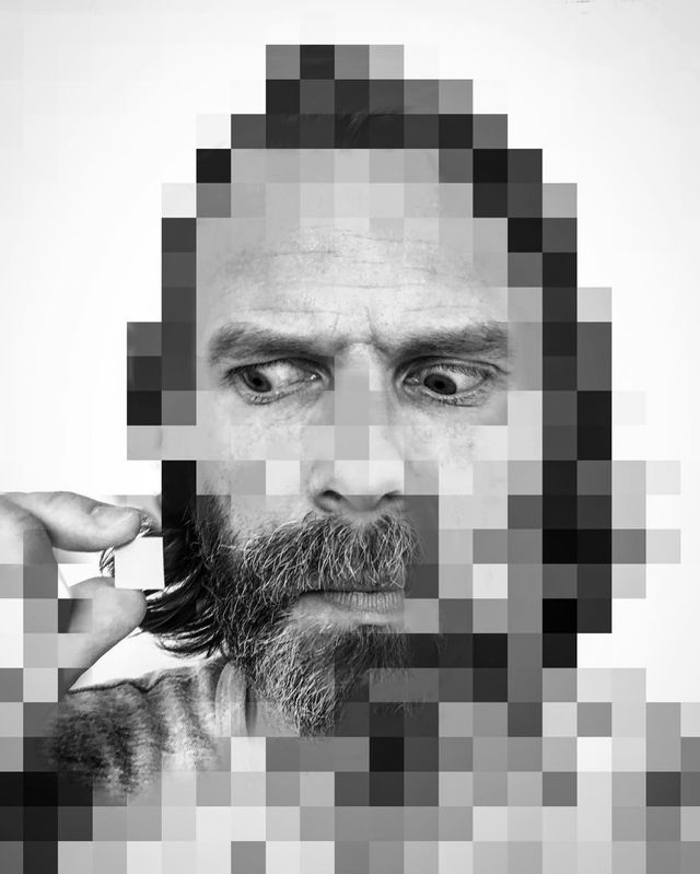 Цей чоловік ненавидить нудні селфі, тому перетворює їх у мистецтво - фото 246415