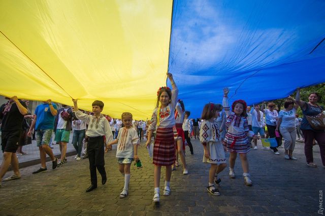 В Одесі пройшов марш вишиванок: яскраві фото - фото 248733