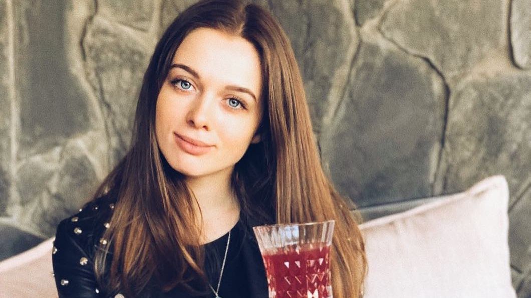 Подруга футболіста Шахтаря похизувалася пікантними фото в бікіні