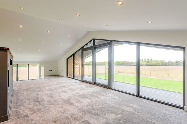 Британці переробили сарай в ефектний дім - фото 250713