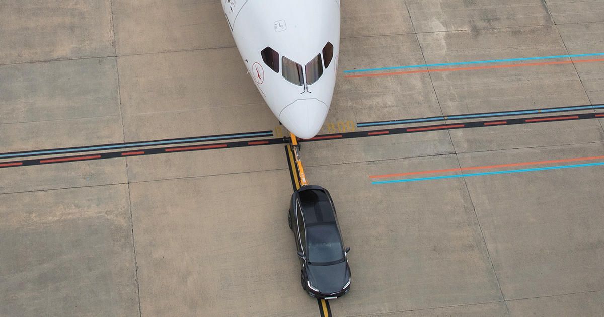 Електрокар Tesla відбуксував величезний пасажирський Boeing - фото 1