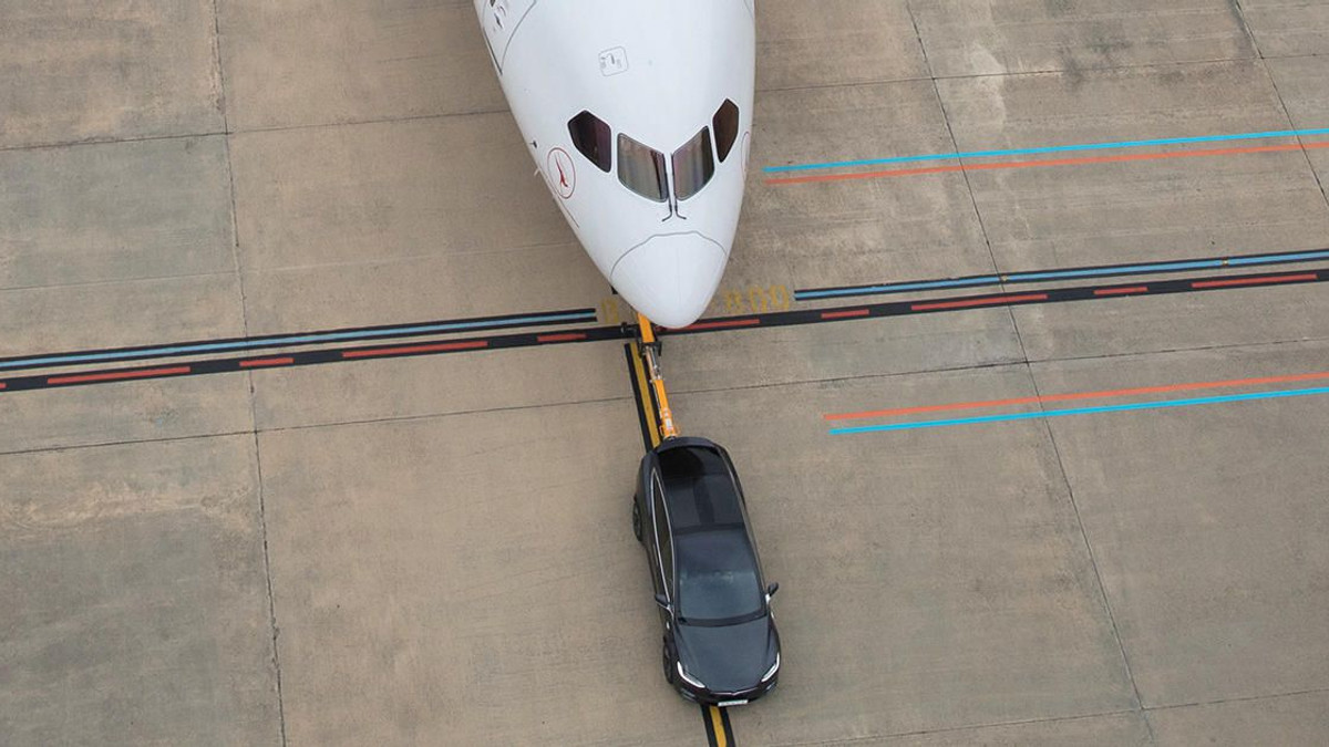 Електрокар Tesla відбуксував величезний пасажирський Boeing - фото 1