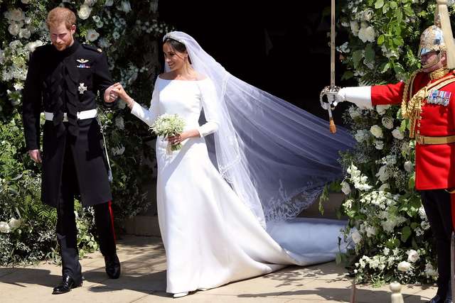 Названо головний недолік весільної сукні Меган Маркл- фото 248966