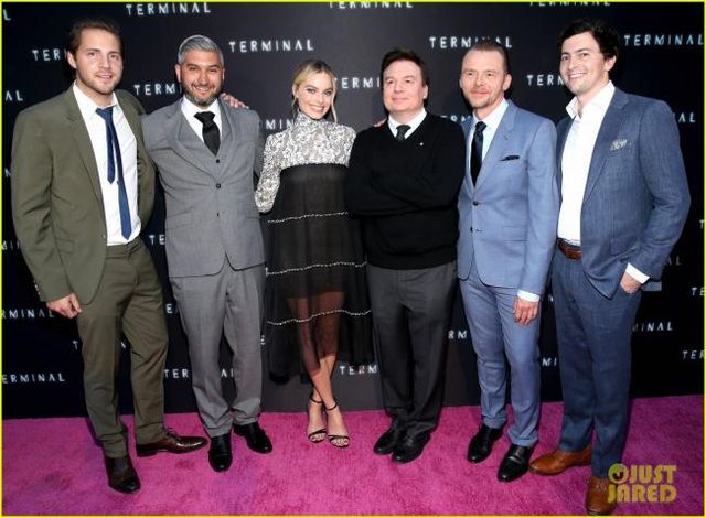 Марго Роббі прийшла на прем'єру фільму в незвичайній сукні- фото 246571