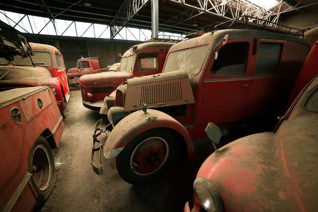 Кладовище пожежних вантажівок у Франції - фото 246217