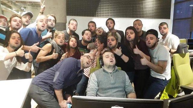 Чоловік заснув на роботі і став героєм нових мемів - фото 244610