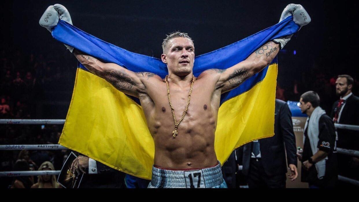 Усик патріотично привітав Ломаченка з перемогою над Лінаресом