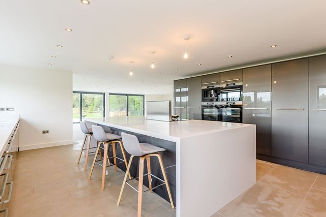 Британці переробили сарай в ефектний дім - фото 250709