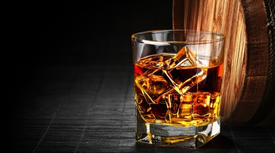 Ідеальний рецепт: вчені з'ясували, чому віскі потрібно пити з льодом - фото 1