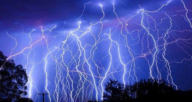 У Великобританії блискавка пройшла крізь веселку: неймовірне відео