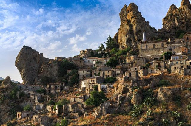 Фотограф показав моторошну красу покинутих селищ- фото 246440