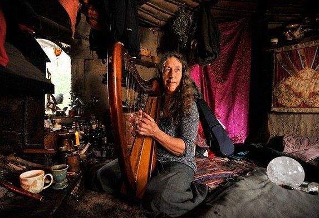 Ця жінка вже 18 років живе в лісі одна- фото 249858