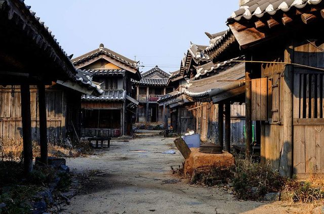 Фотограф показав моторошну красу покинутих селищ- фото 246443