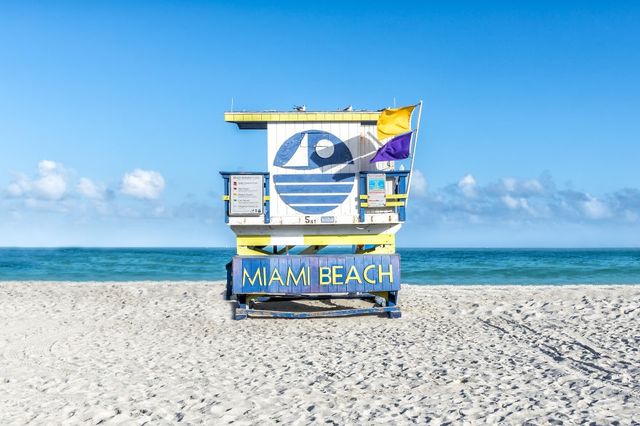 Яскраві кабіни рятувальників на Маямі - фото 247890