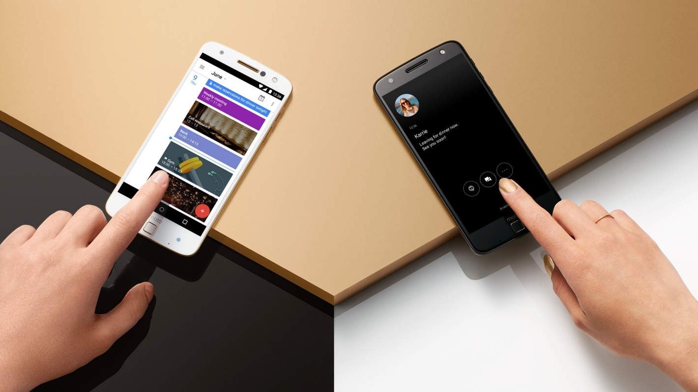 Motorola запатентувала незвичайний гнучкий смартфон