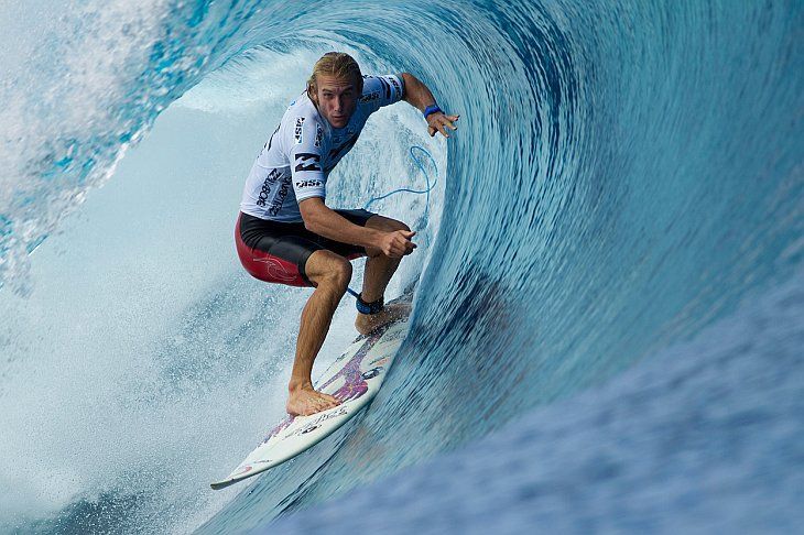 Новий рекорд: серфінгіст підкорив хвилю заввишки в 9-поверховий будинок