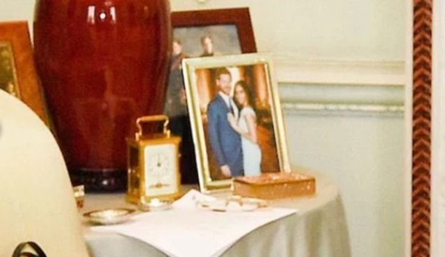 Єлизавета II поставила фото з Меган Маркл у себе в кабінеті - фото 251639