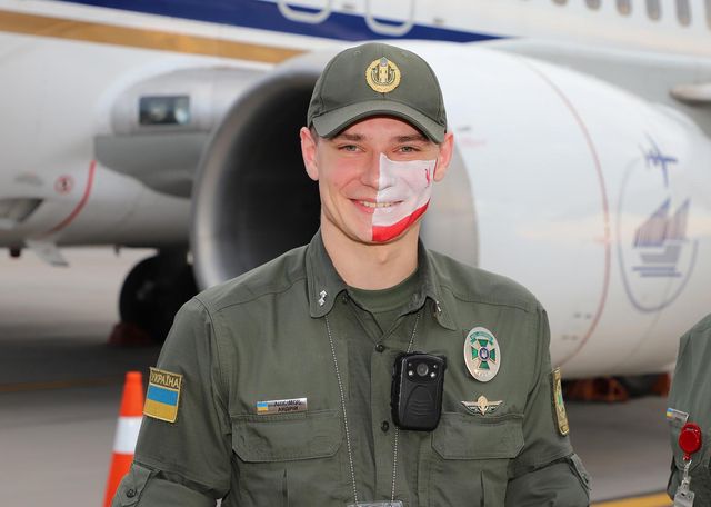 Прикордонники розмалювали обличчя до прильоту Ліверпуля та Реала- фото 250214