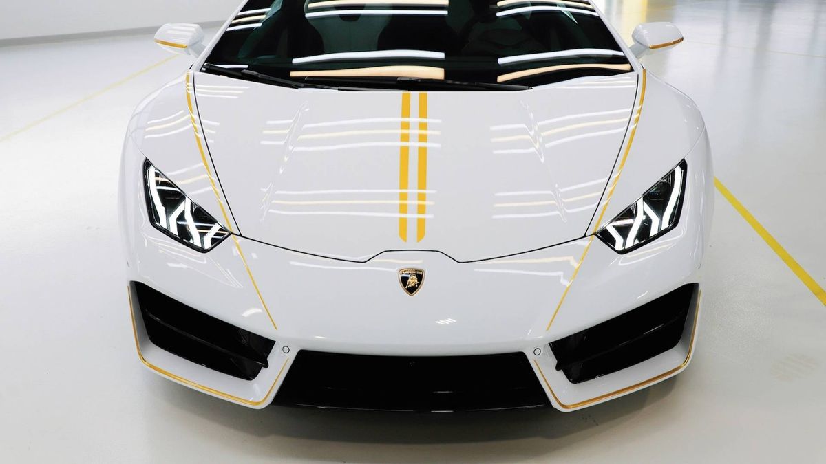 Папа Римський продав на аукціоні свій Lamborghini - фото 1