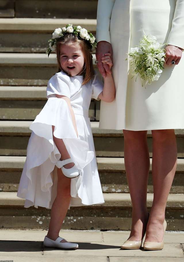 Маленька принцеса Шарлотта відзначилася на королівському весіллі- фото 249346