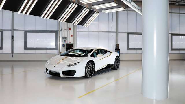 Папа Римський продав на аукціоні свій Lamborghini - фото 247150