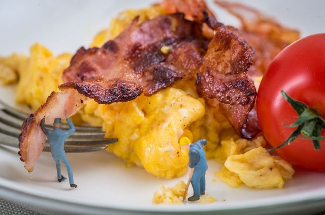 Фотограф створює міні-світ на власному сніданку - фото 249338