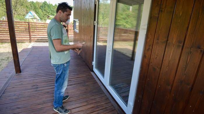 Цей чоловік звів комфортний будинок всього за два дні