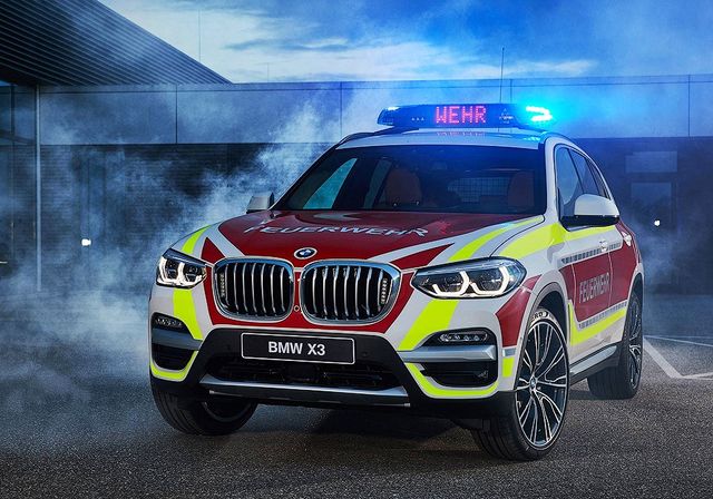 BMW показала пожежний X3 і поліцейський MINI - фото 247985