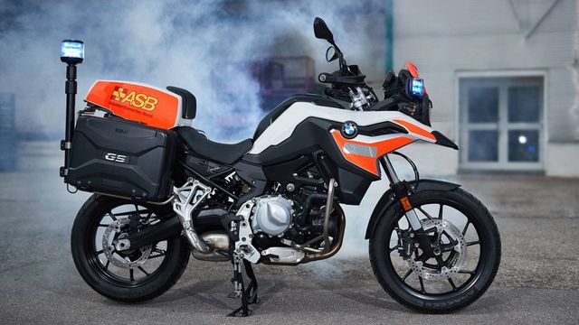 BMW показала пожежний X3 і поліцейський MINI - фото 247978