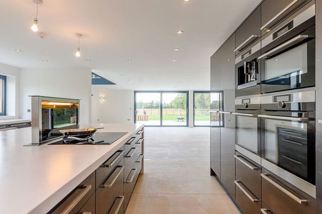 Британці переробили сарай в ефектний дім - фото 250715