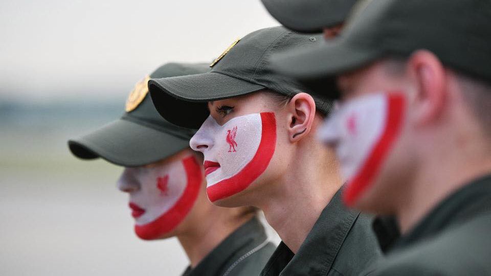 Прикордонники розмалювали обличчя до прильоту Ліверпуля та Реала