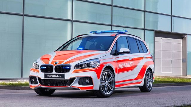 BMW показала пожежний X3 і поліцейський MINI - фото 247981