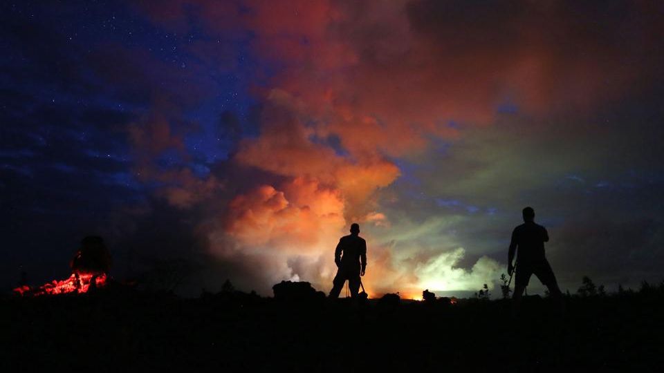 Виверження вулкану на Гаваях: потоки лави досягли океану