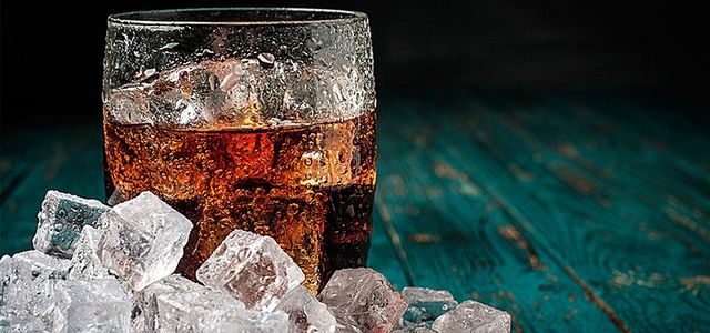 Ідеальний рецепт: вчені з'ясували, чому віскі потрібно пити з льодом - фото 246027