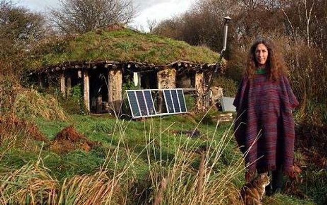Ця жінка вже 18 років живе в лісі одна- фото 249856