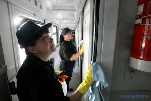 Бруд у потягах: українці зможуть скаржитися на гарячу лінію- фото 246807