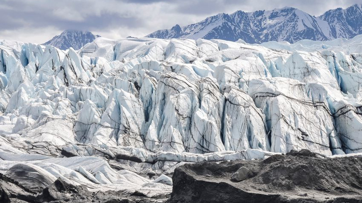 У National Geographic показали неймовірне відео з льодовика на Алясці - фото 1